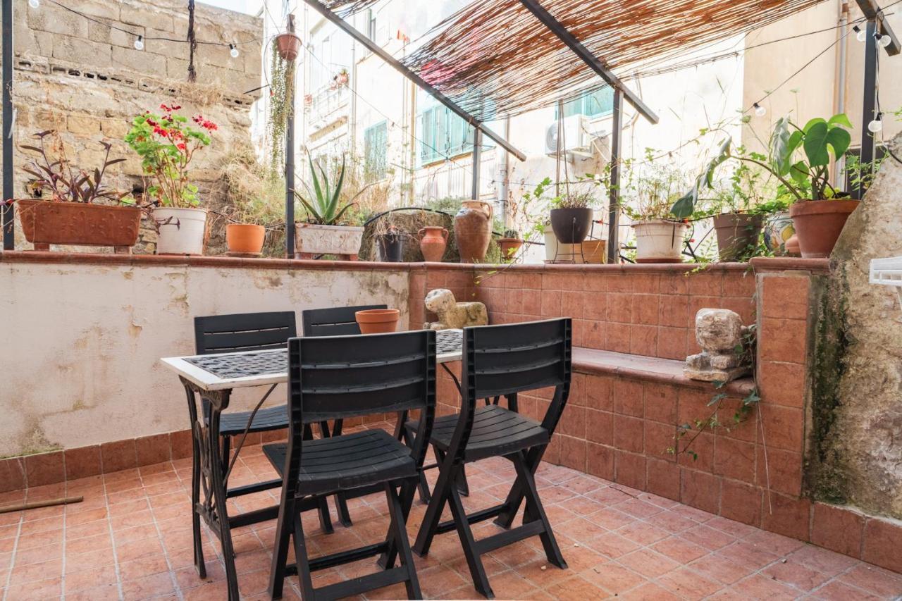 Appartamento In Pieno Centro Storico Con Terrazzo “O'Vicariello” Naples Exterior photo
